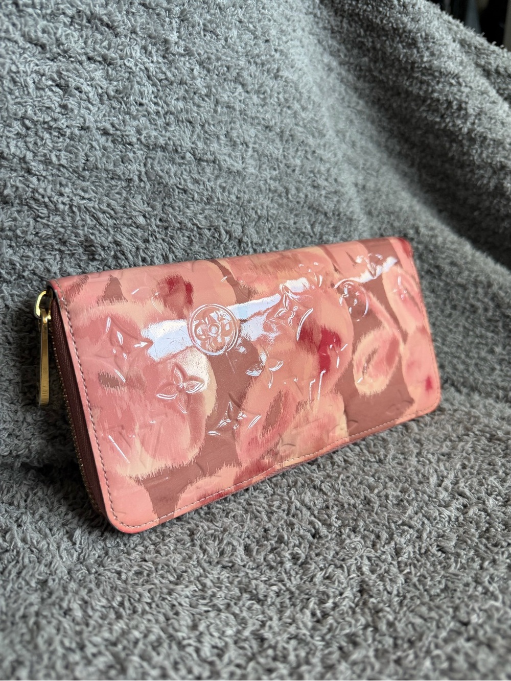LOUIS VUITTON Vernis Ikat Floral Zippy Wallet Rose Velours